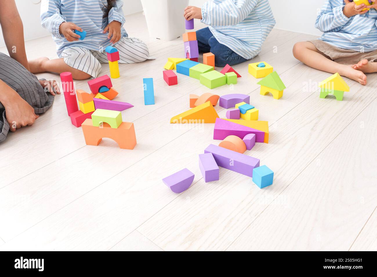 Bambini delle scuole materne con insegnante Foto Stock