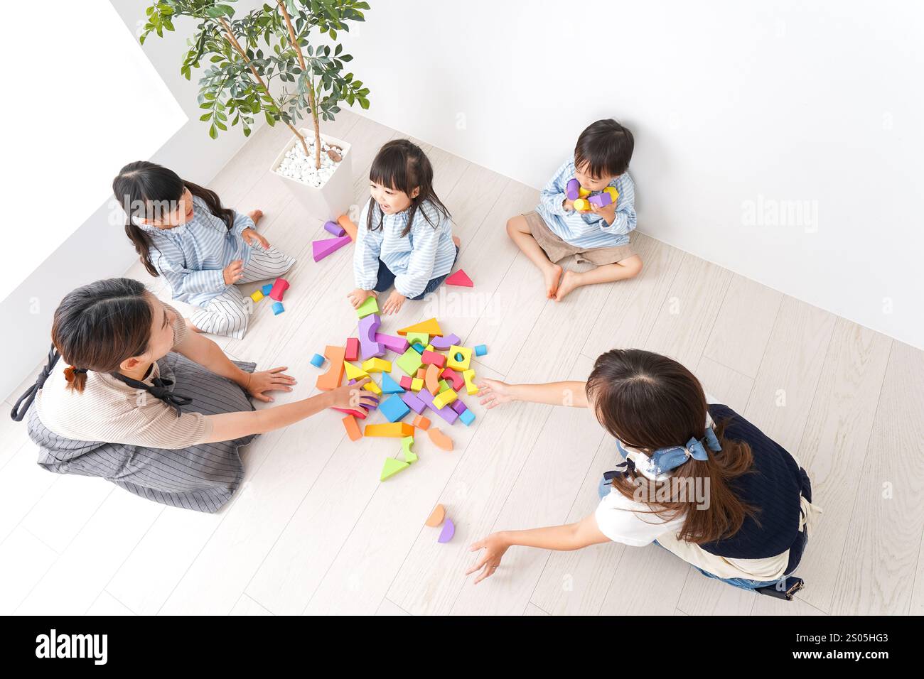 Bambini delle scuole materne con insegnante Foto Stock