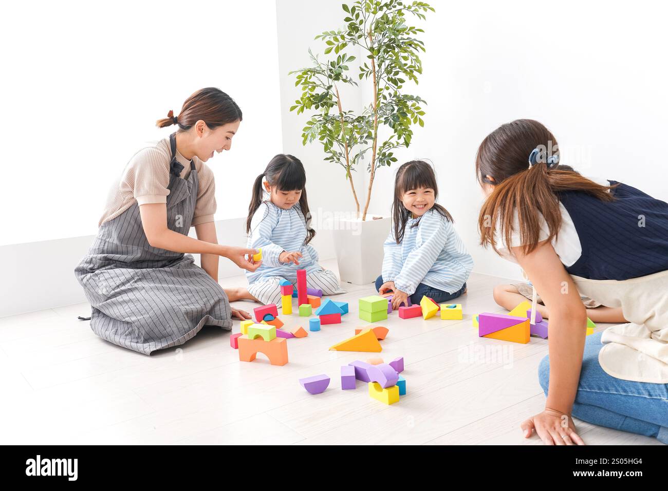 Bambini delle scuole materne con insegnante Foto Stock