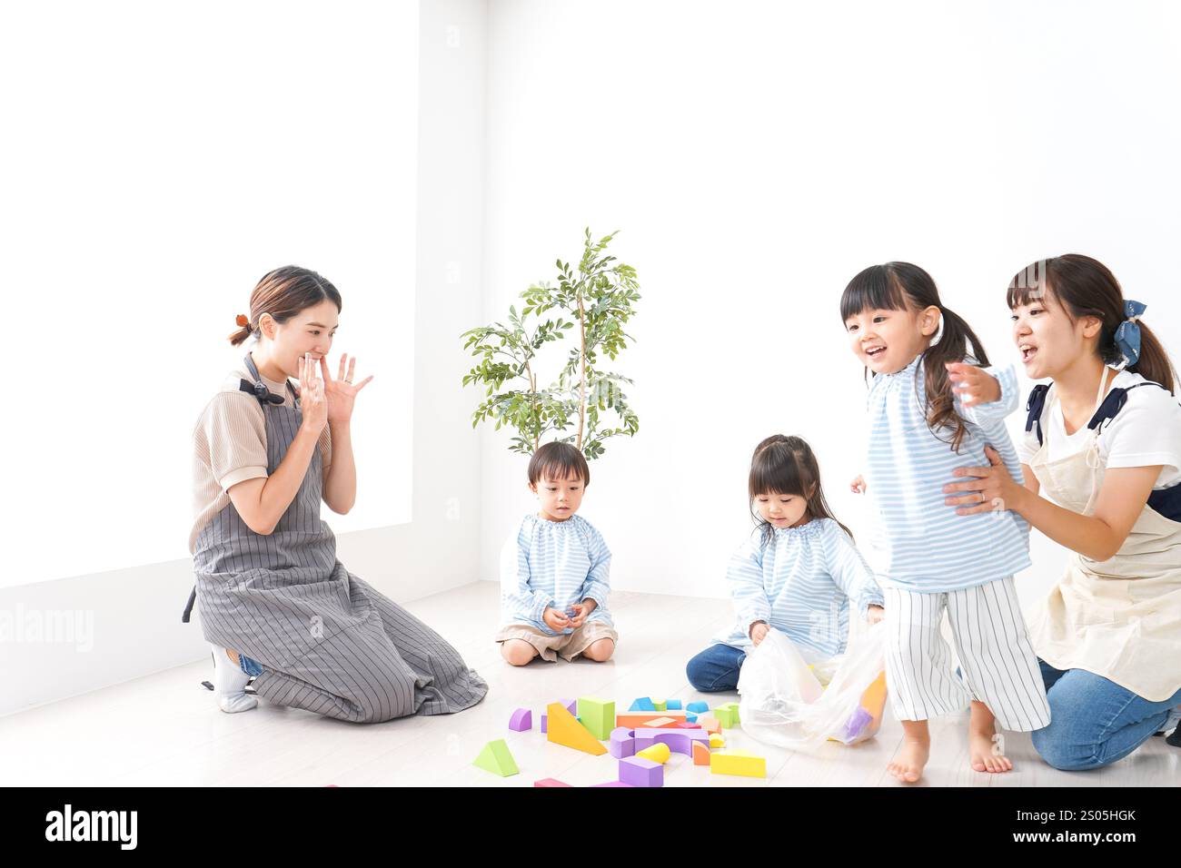 Bambini delle scuole materne con insegnante Foto Stock