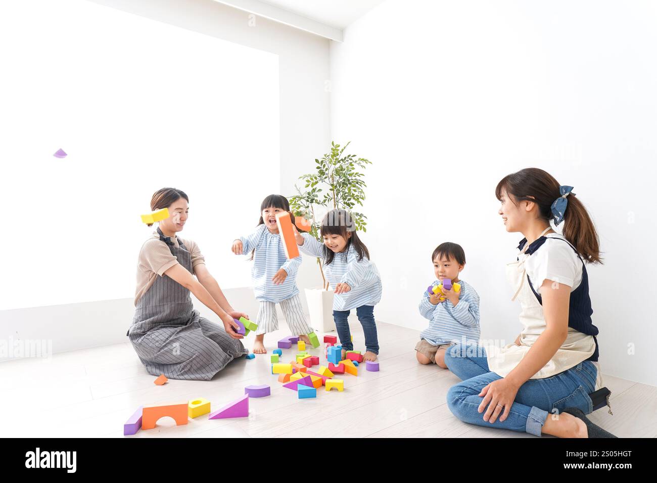 Bambini delle scuole materne con insegnante Foto Stock