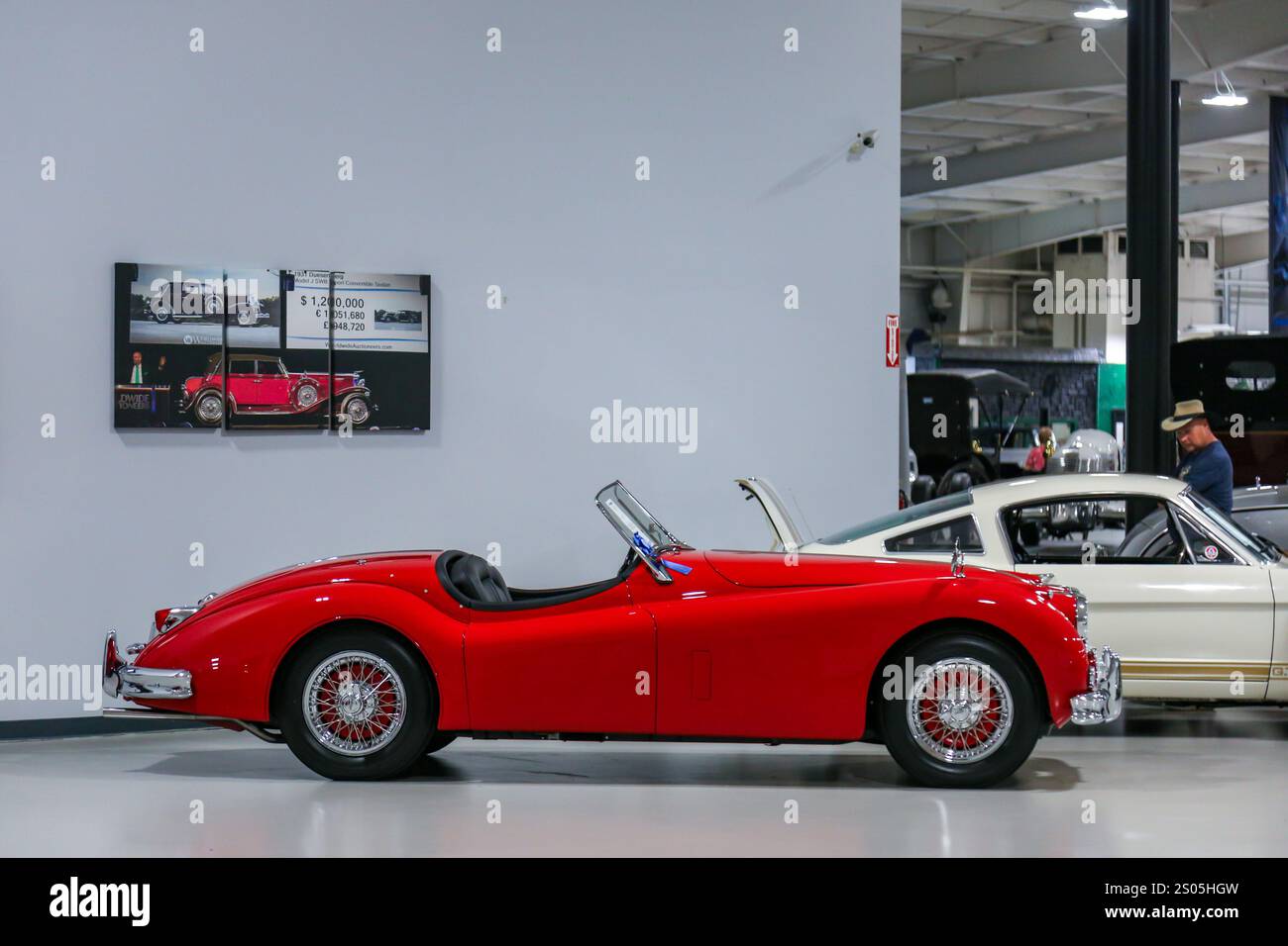 Una Jaguar XK140 MC roadster rossa del 1956 in mostra alla Worldwide Auctioneers' Auburn Auction di Auburn, Indiana, USA. Foto Stock