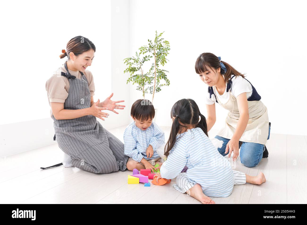 Bambini delle scuole materne con insegnante Foto Stock