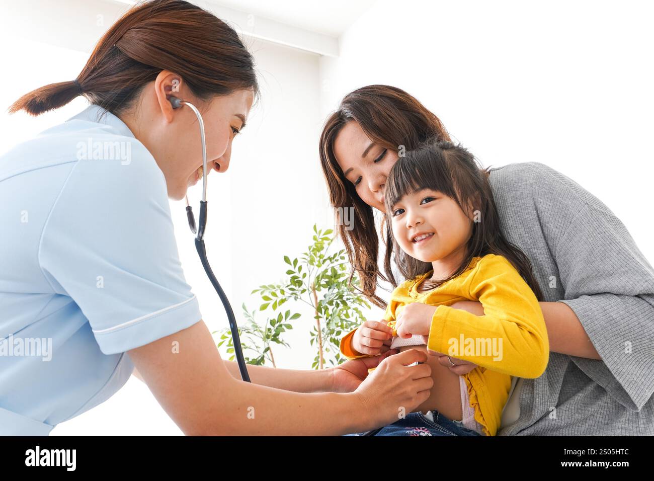 Bambino in esame in ospedale Foto Stock