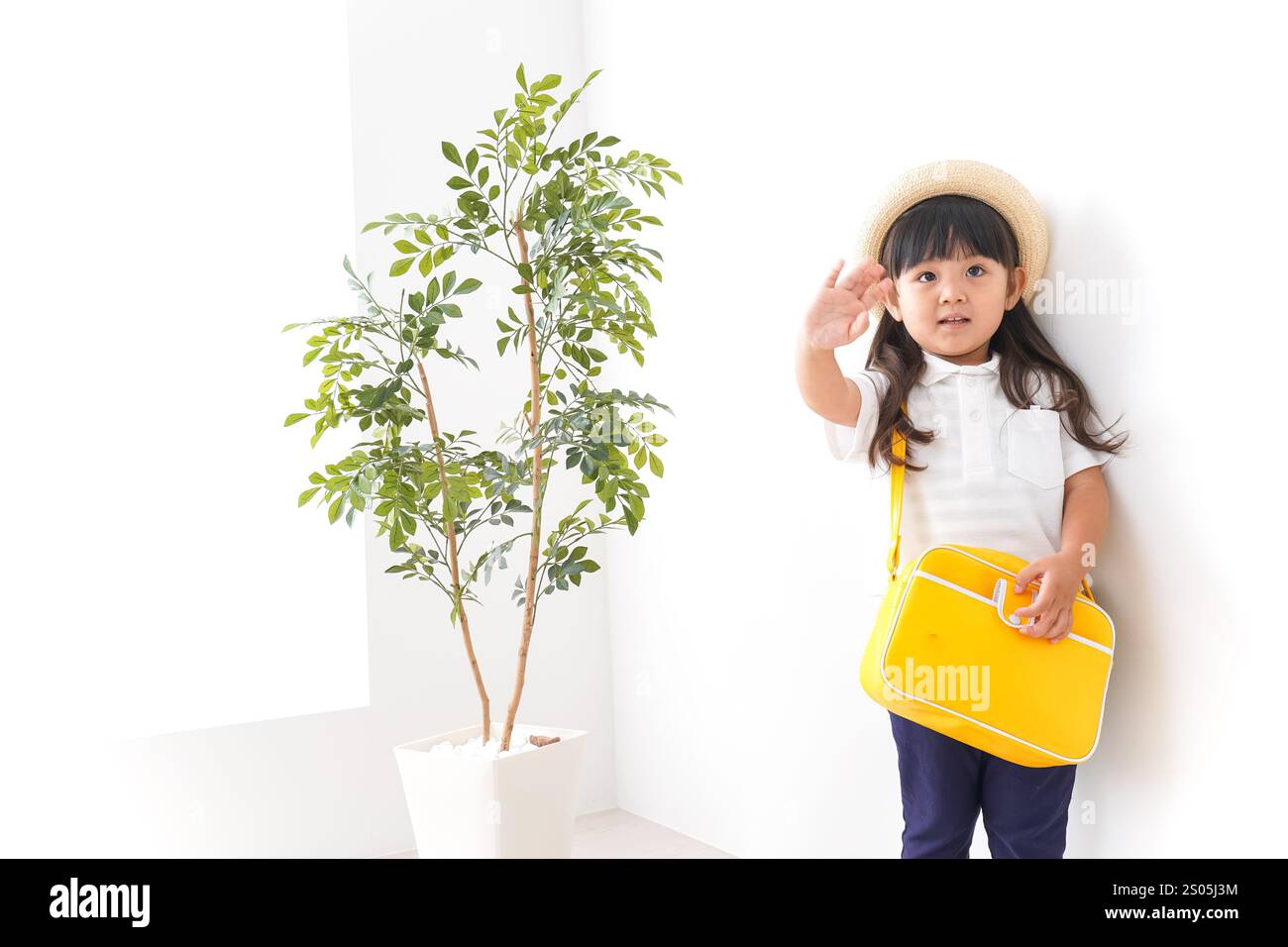 Bambini dell'asilo che indossano cappelli Foto Stock