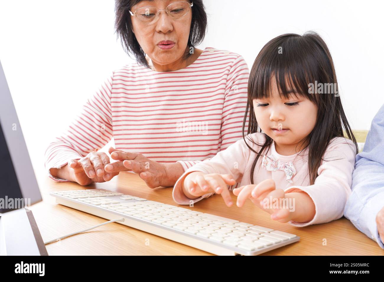 Nonni e figli che usano un computer Foto Stock