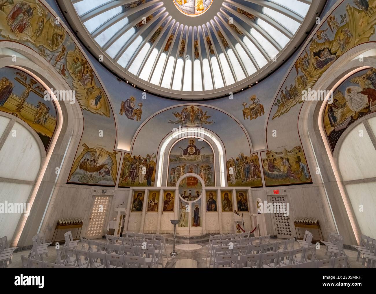 Interni ornati della chiesa greco-ortodossa di San Nicola e del Santuario Nazionale di New York, catturati in una composizione simmetrica che mostra un design straordinario Foto Stock