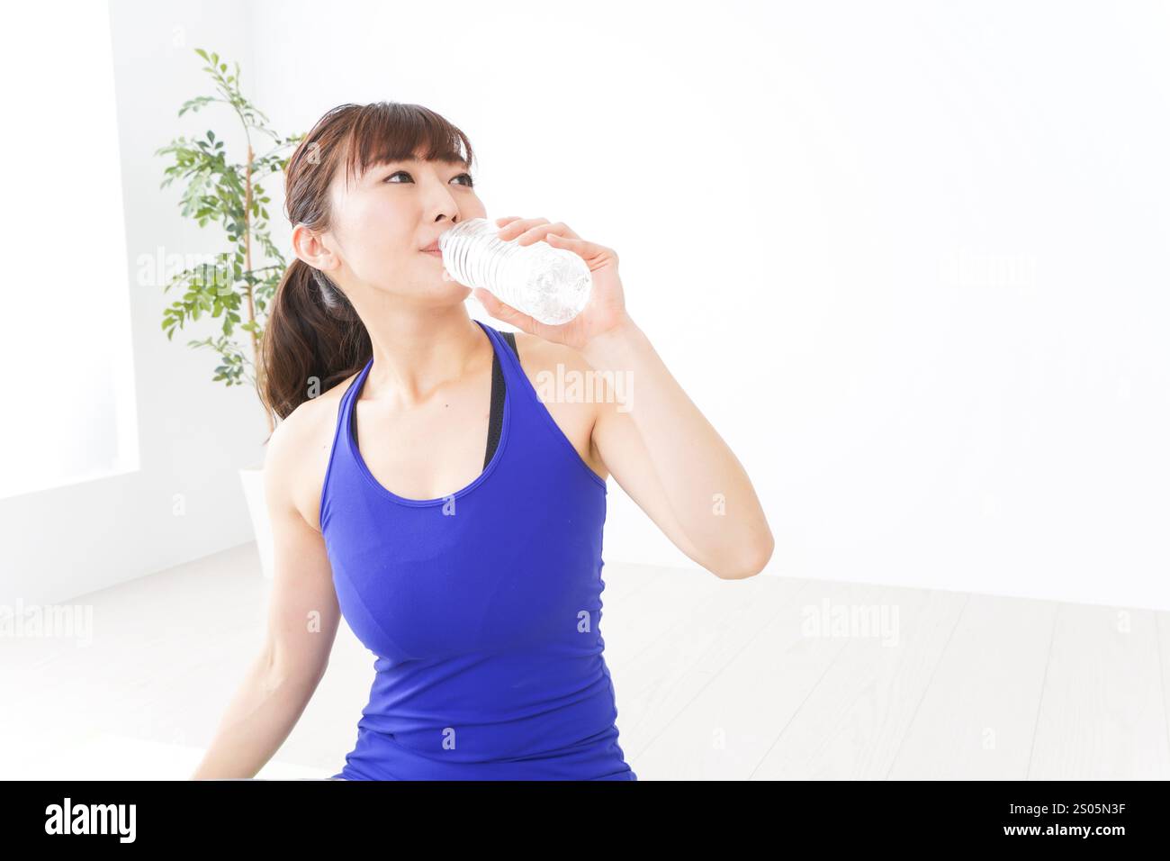 Donna in abbigliamento sportivo che prende l'acqua Foto Stock