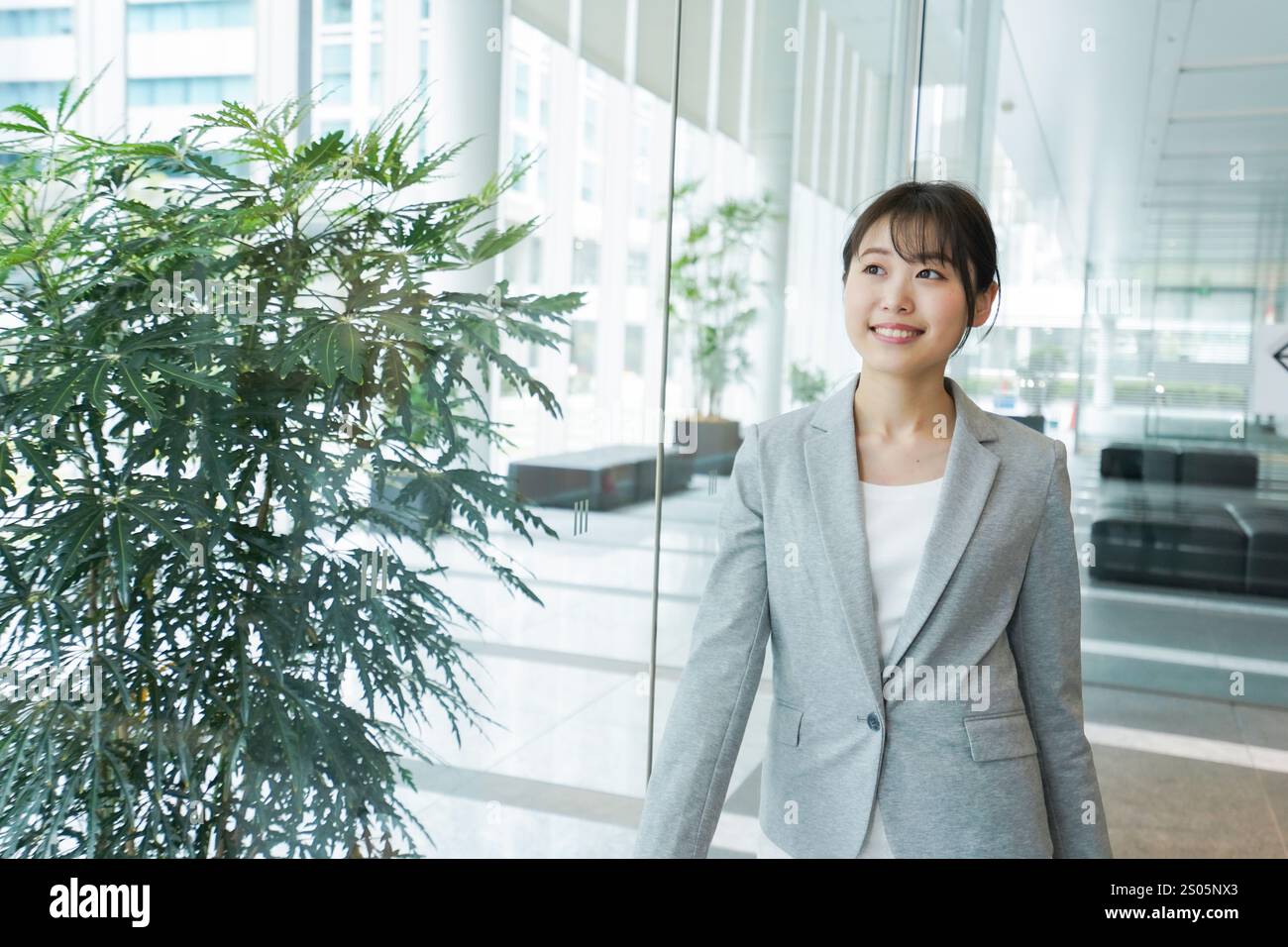 Giovane donna d'affari che cammina in ufficio Foto Stock