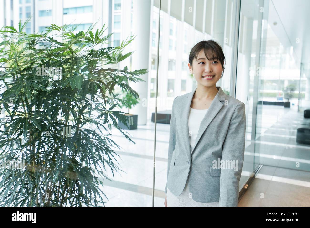 Giovane donna d'affari che cammina in ufficio Foto Stock
