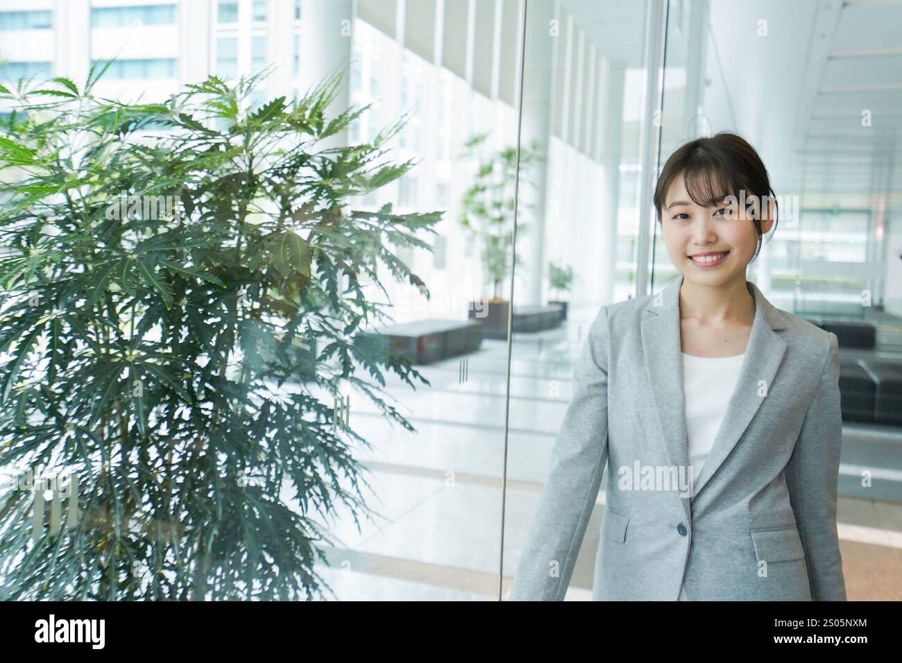 Giovane donna d'affari che cammina in ufficio Foto Stock