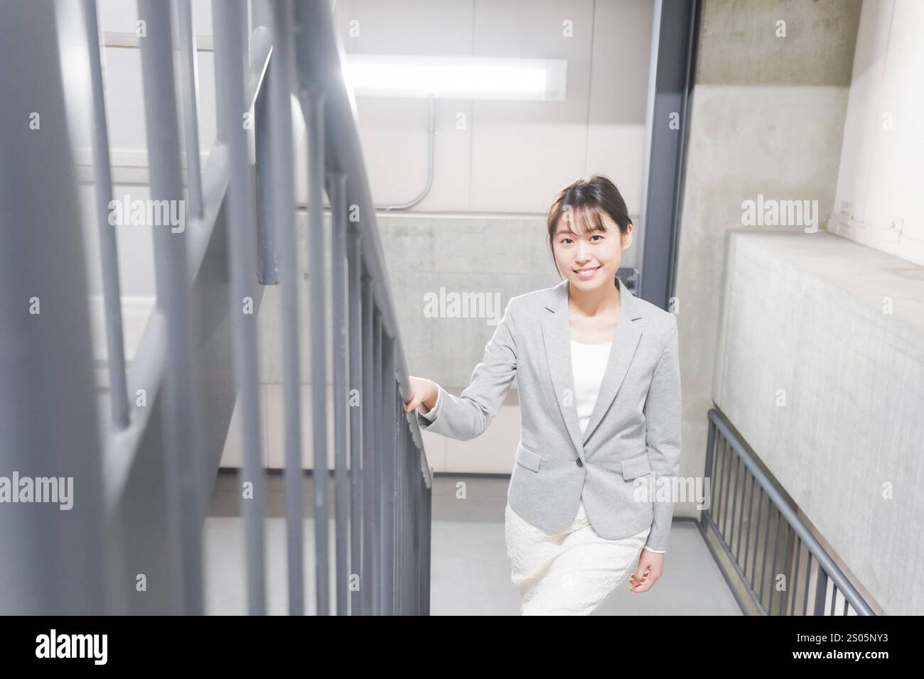 Giovane donna d'affari che cammina in ufficio Foto Stock