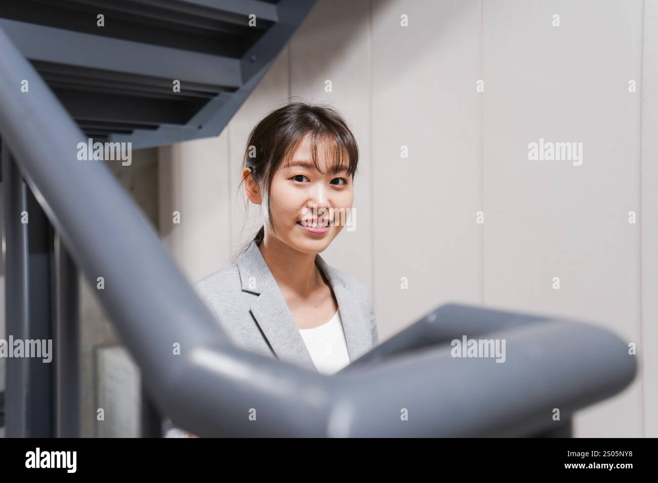 Giovane donna d'affari che cammina in ufficio Foto Stock