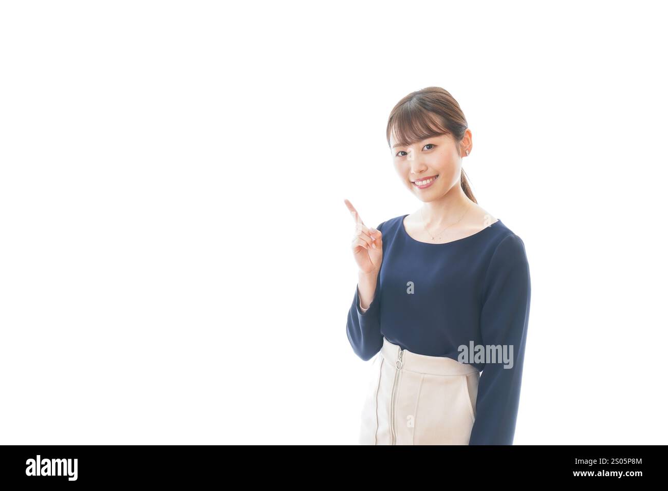 Giovane donna d'affari che dà consigli con un sorriso Foto Stock