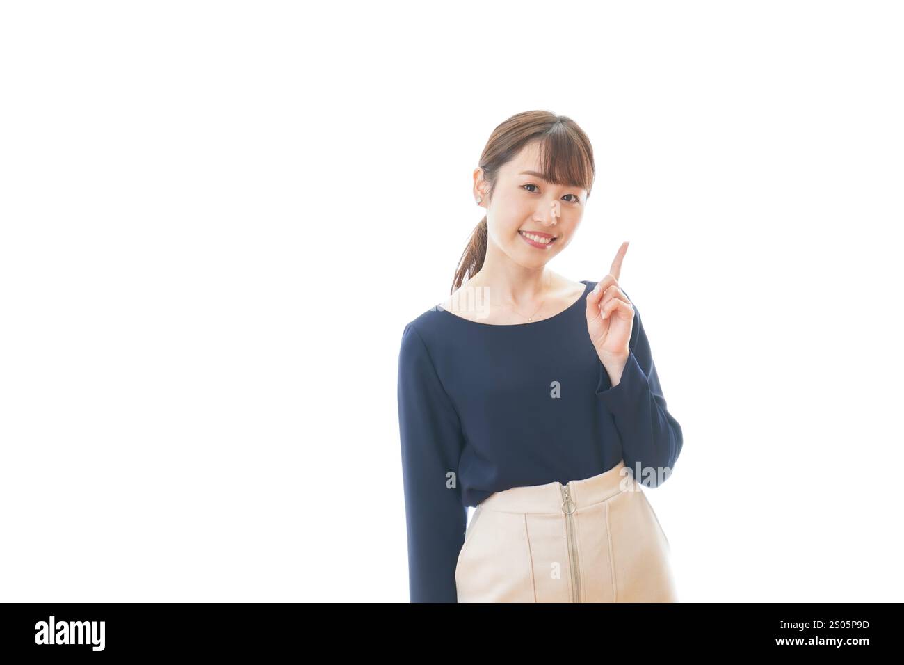 Giovane donna d'affari che dà consigli con un sorriso Foto Stock