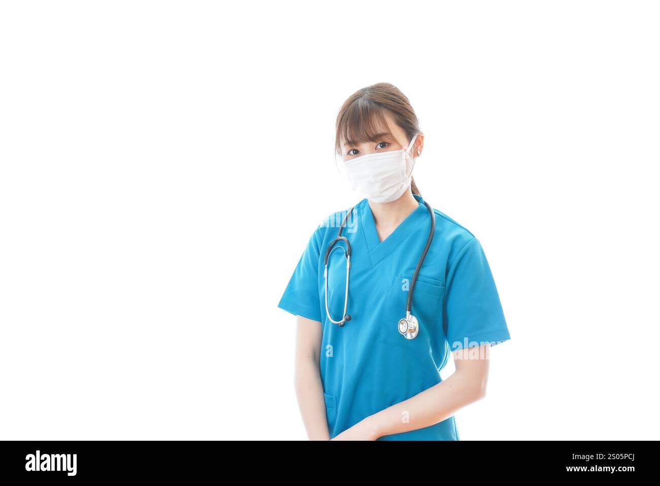 Giovane donna medico che fornisce assistenza medica indossando una maschera Foto Stock