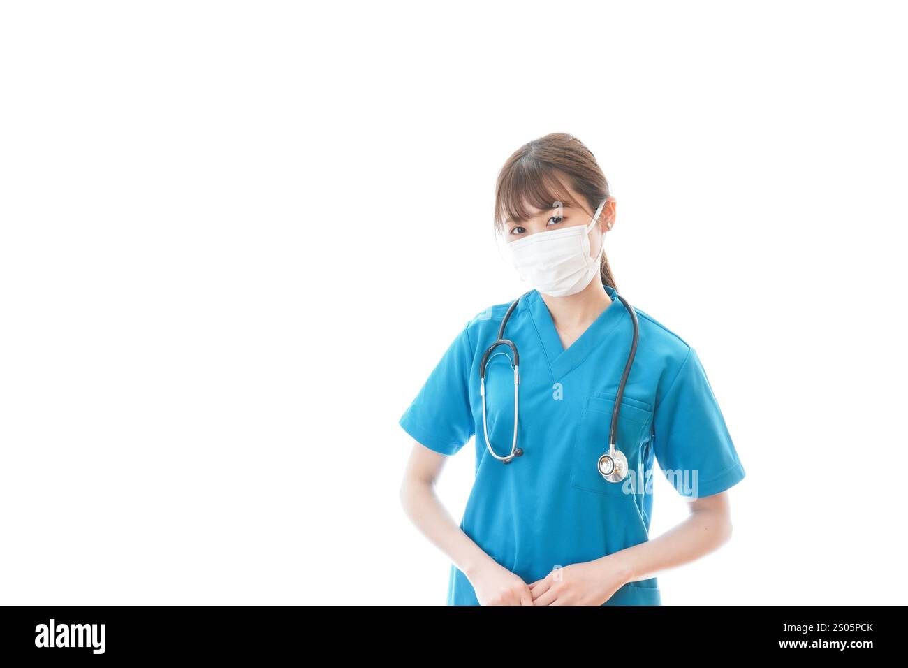 Giovane donna medico che fornisce assistenza medica indossando una maschera Foto Stock