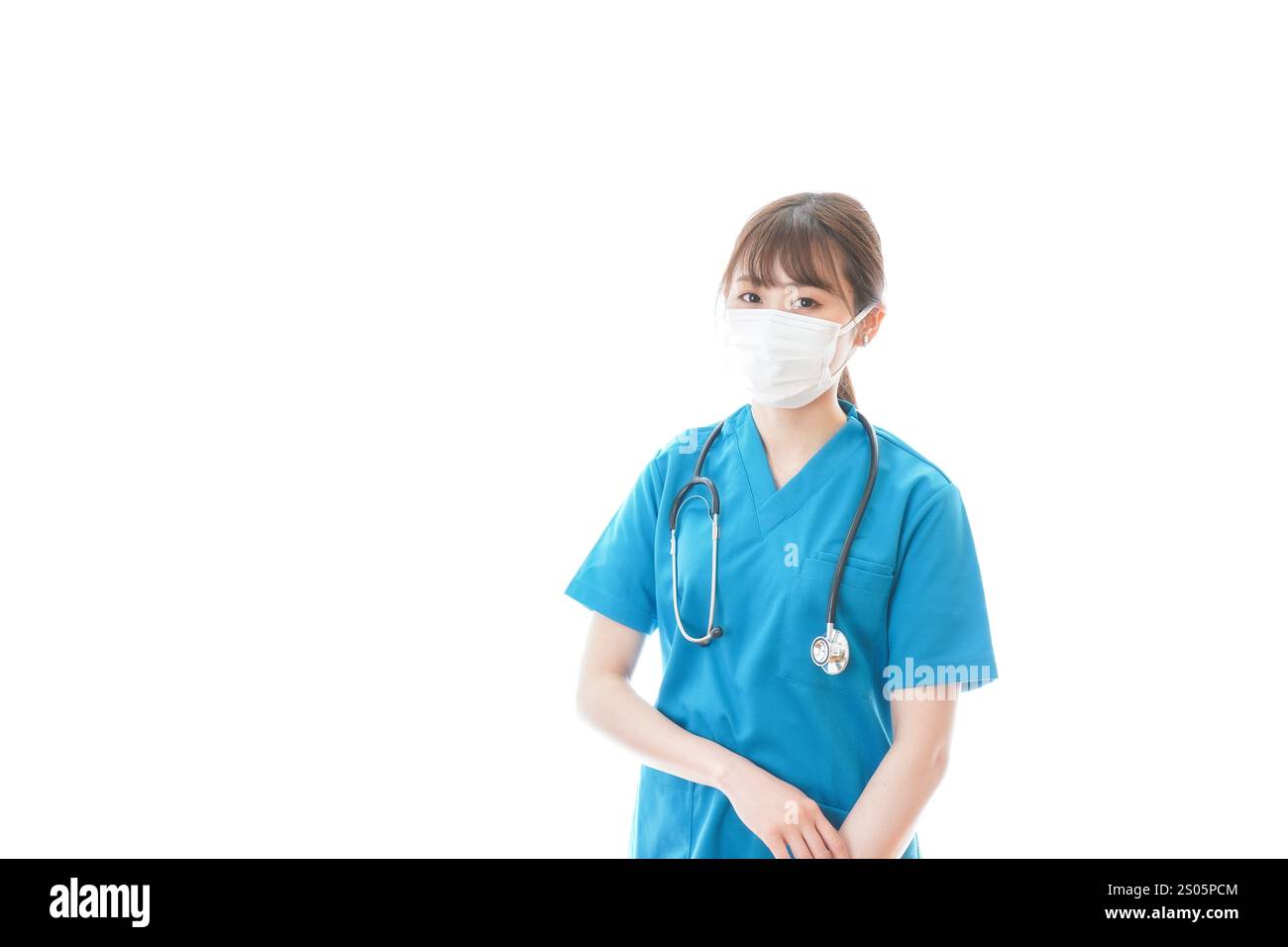 Giovane donna medico che fornisce assistenza medica indossando una maschera Foto Stock