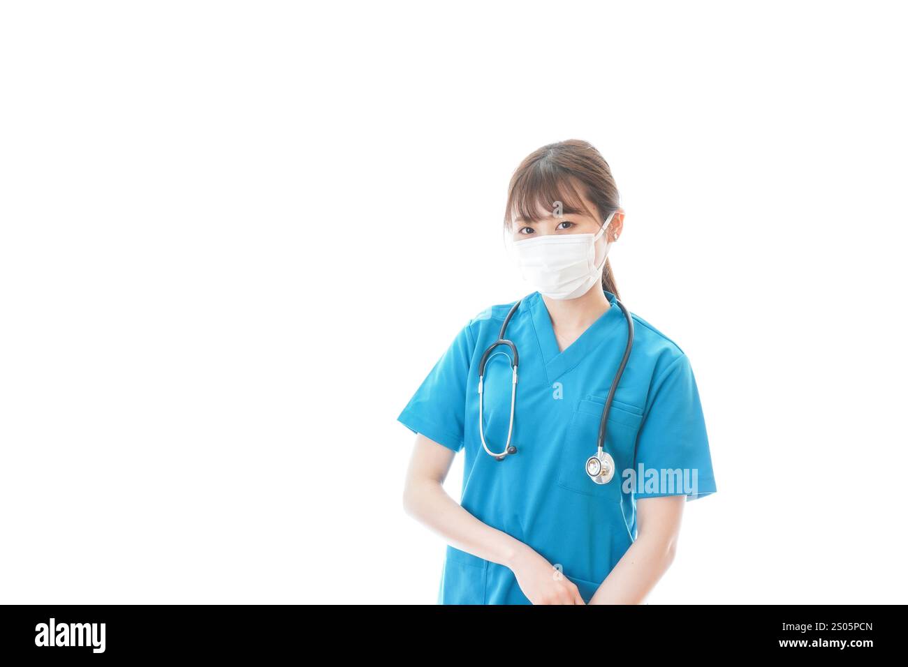 Giovane donna medico che fornisce assistenza medica indossando una maschera Foto Stock