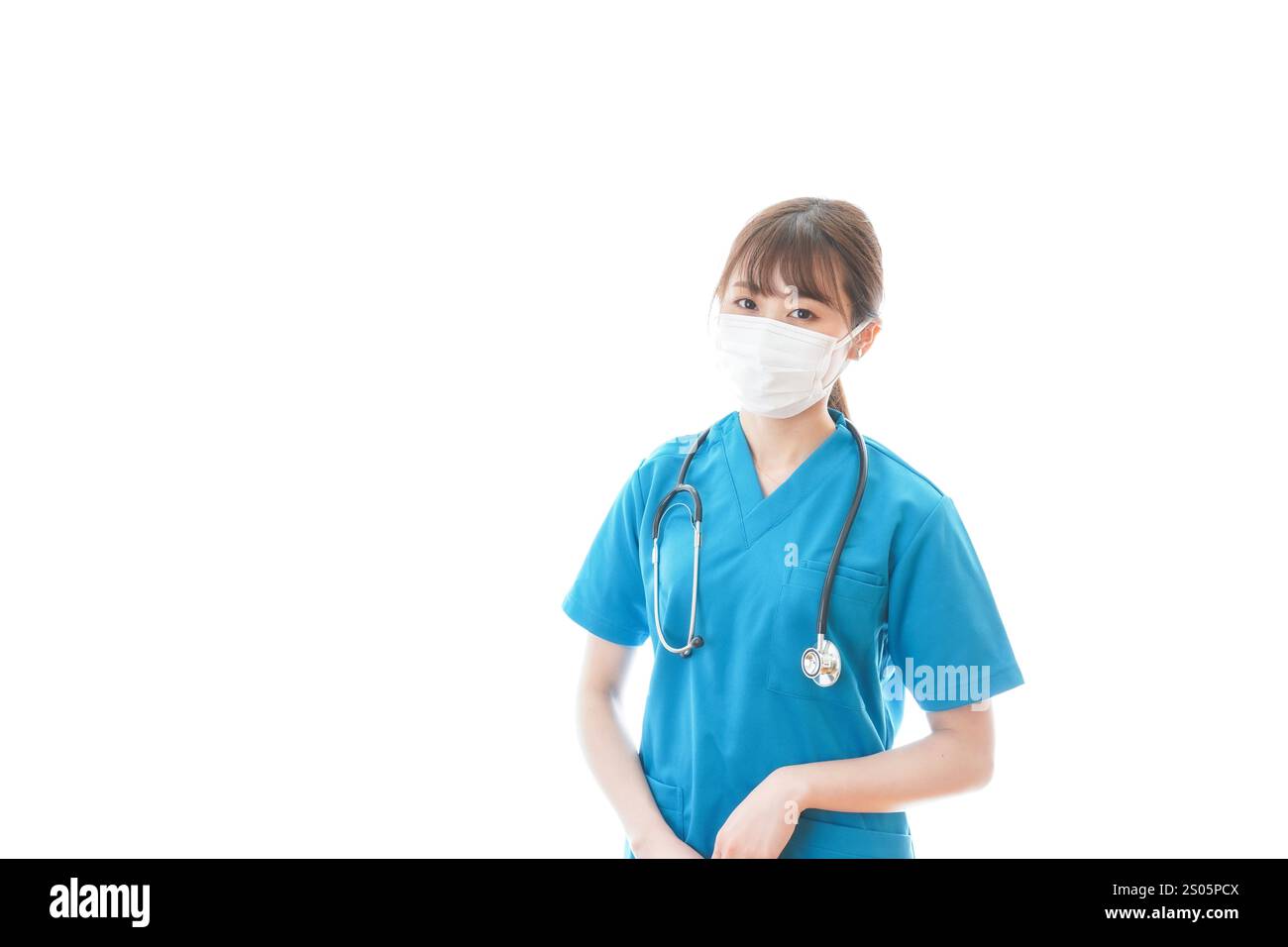 Giovane donna medico che fornisce assistenza medica indossando una maschera Foto Stock