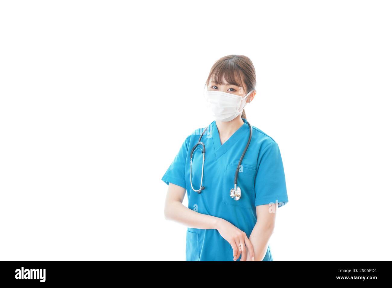 Giovane donna medico che fornisce assistenza medica indossando una maschera Foto Stock