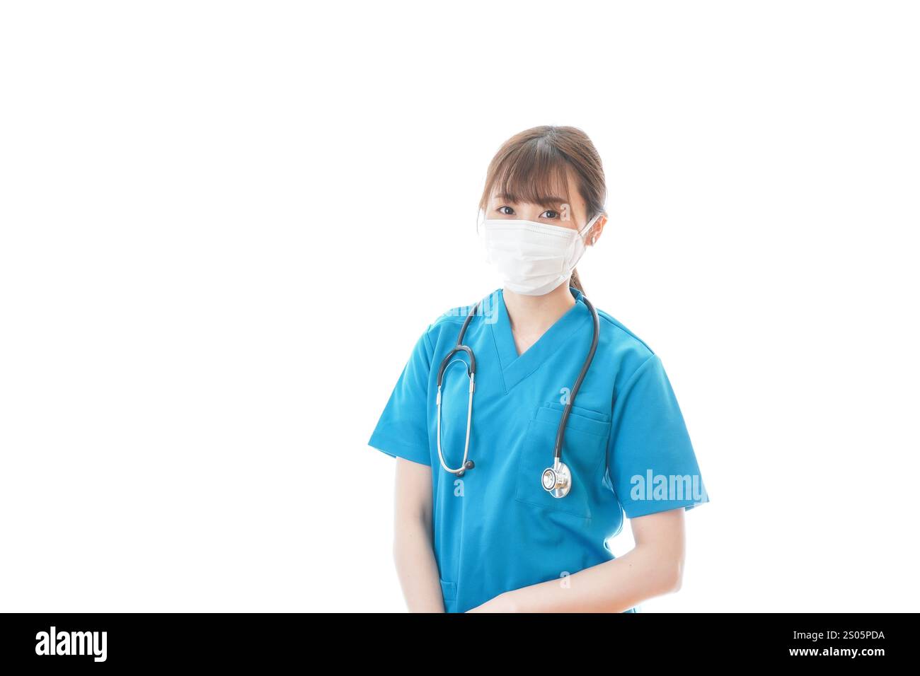 Giovane donna medico che fornisce assistenza medica indossando una maschera Foto Stock