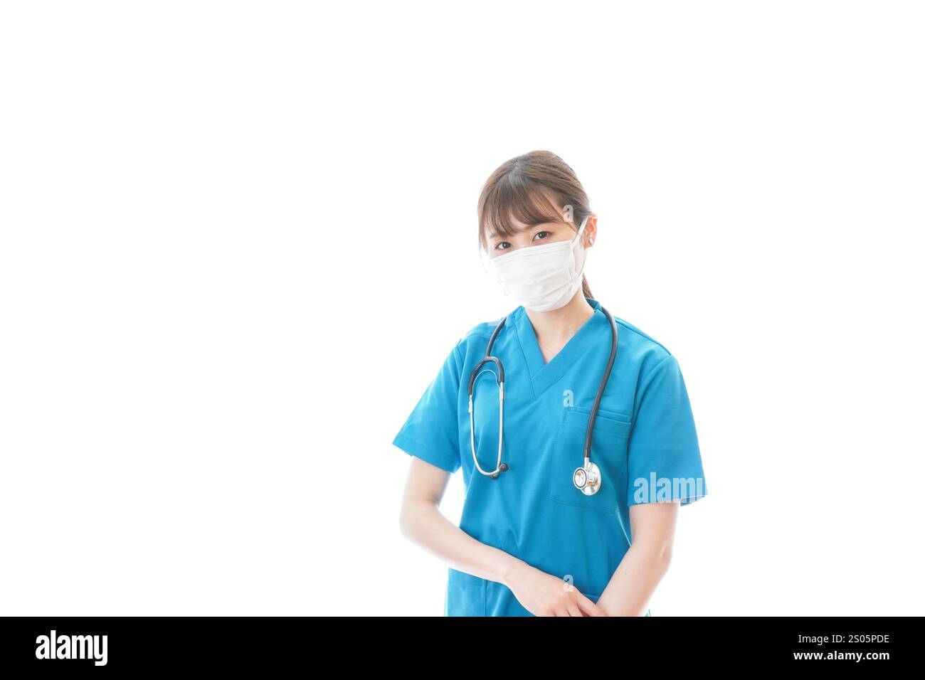 Giovane donna medico che fornisce assistenza medica indossando una maschera Foto Stock