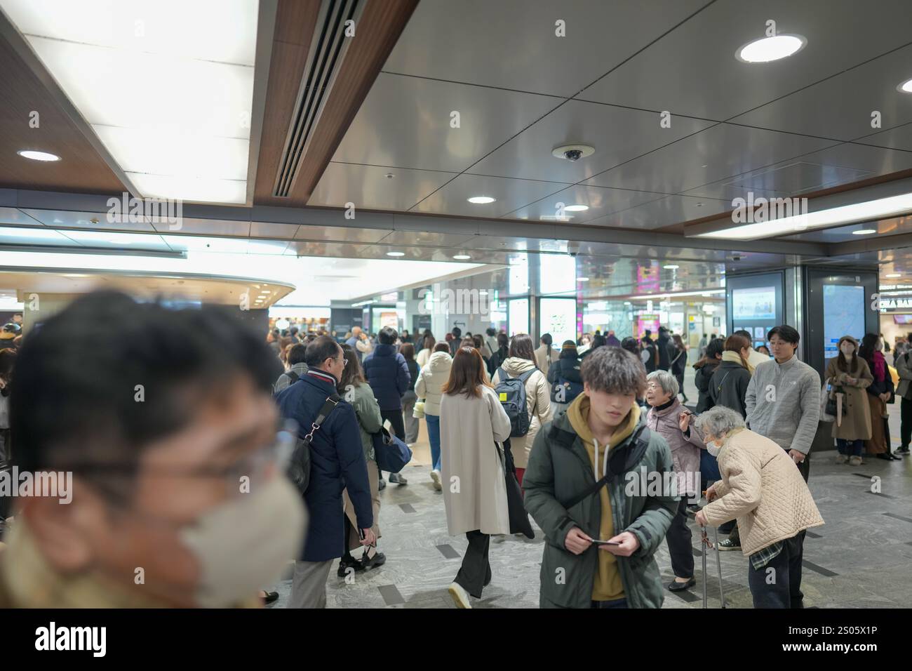 Stazione di Hakata a Hakata Ward, città di Fukuoka, prefettura di Fukuoka, Giappone la sera del 21 dicembre 2024. Foto Stock