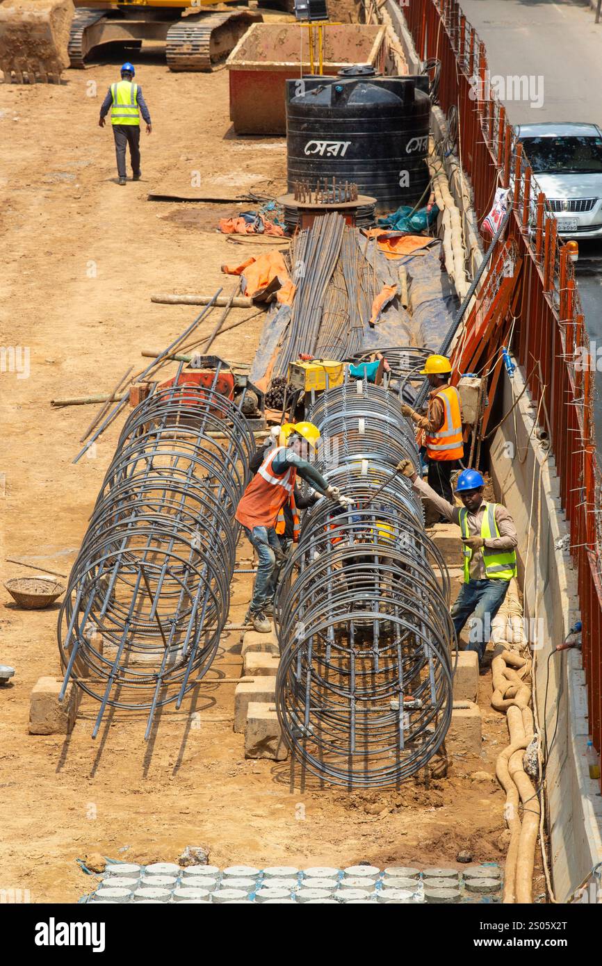 I lavoratori assemblano gabbie di armature per la prima superstrada sopraelevata di Dacca (FDEE) nell'area di Purana Paltan a Dacca, Bangladesh, mostrando i progressi di Foto Stock