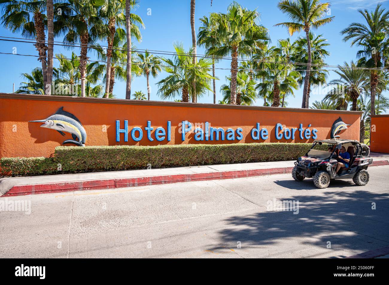 Foto di un ATV che passa davanti all'ingresso dell'Hotel Palmas de Cortes, un resort sulla spiaggia nella città di East Cape. Foto Stock