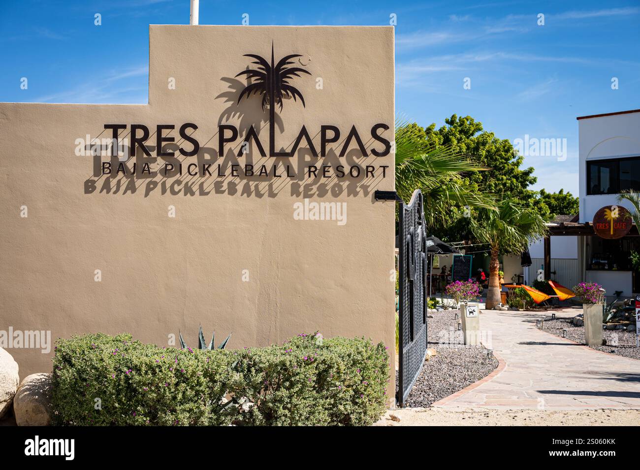 Foto d'ingresso al Tres Palmas Pickleball Resort, nella città di Los Barriles nel Capo Est. La città è diventata molto popolare per il turismo del pickleball. Foto Stock