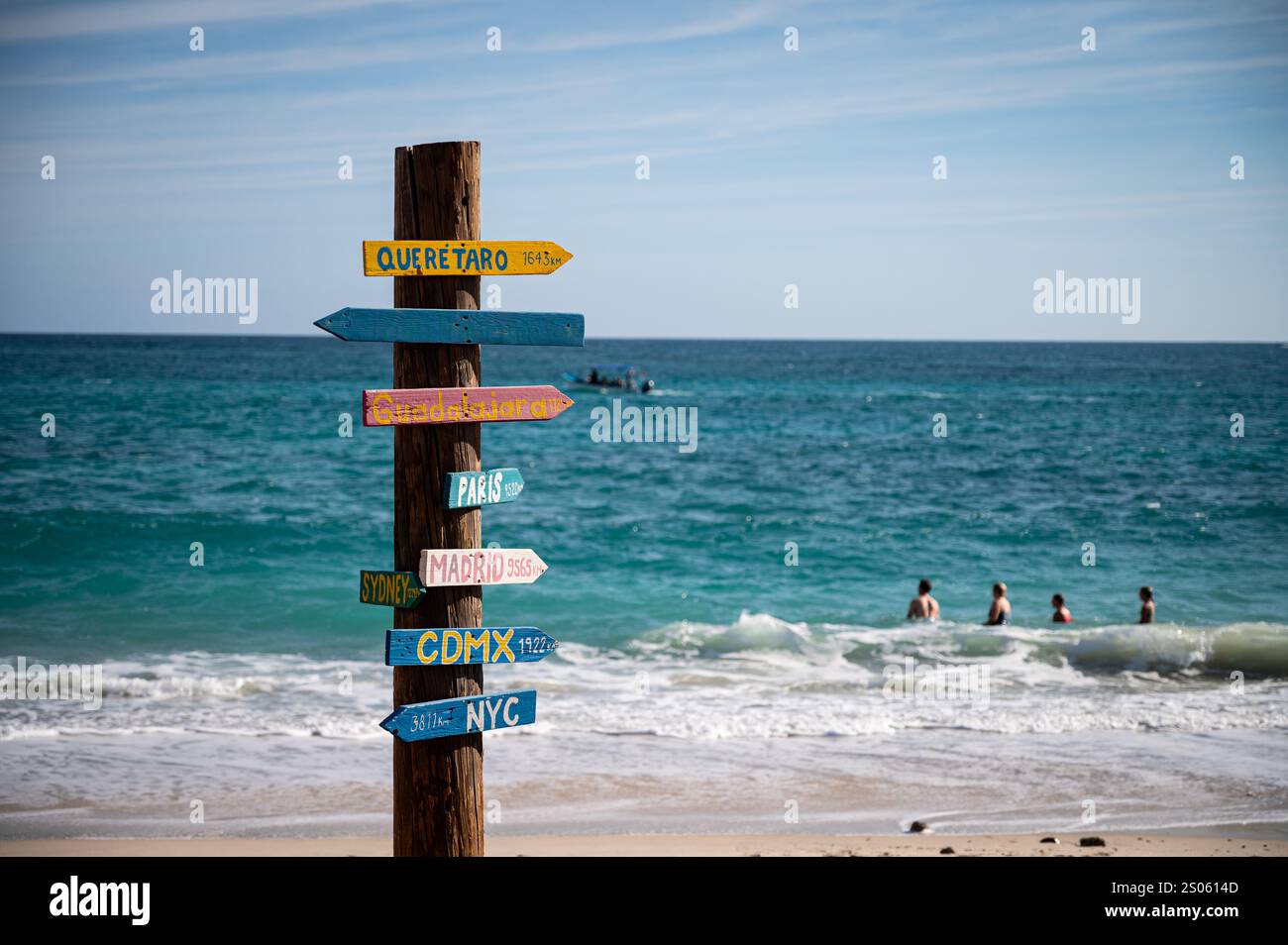 Una varietà di cartelli direzionali per lo più a controllo diretto vicino alla spiaggia di Cabo Pulmo, un parco marino nazionale protetto riconosciuto come sito UNESCO. Foto Stock