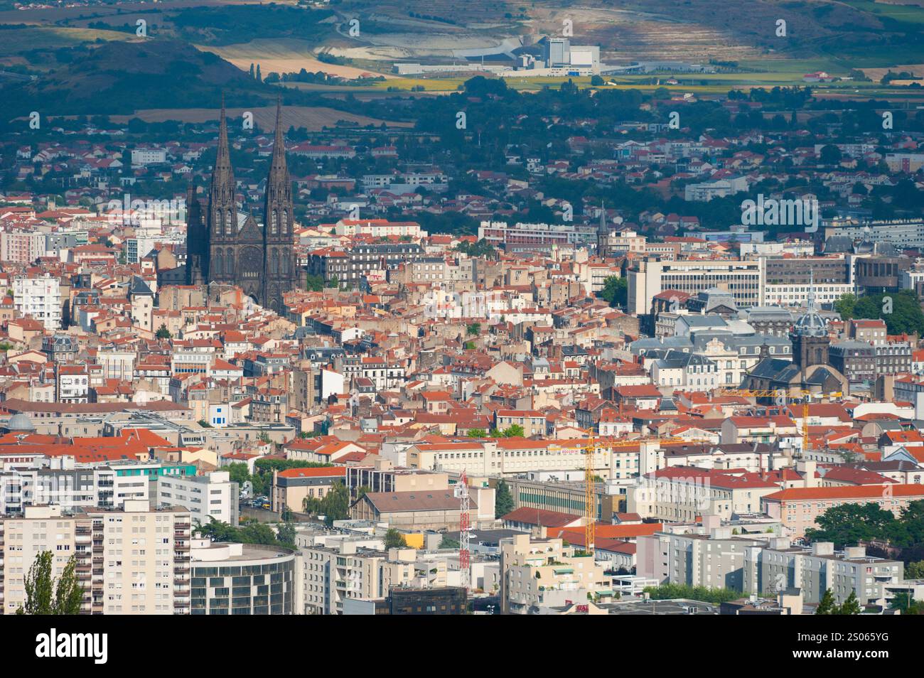 Francia, Puy-de-Dome (63), città di Clermont-Ferrand, sullo sfondo la cattedrale ND de l'Assomption e il centro, in primo piano Fontgiève e. Foto Stock