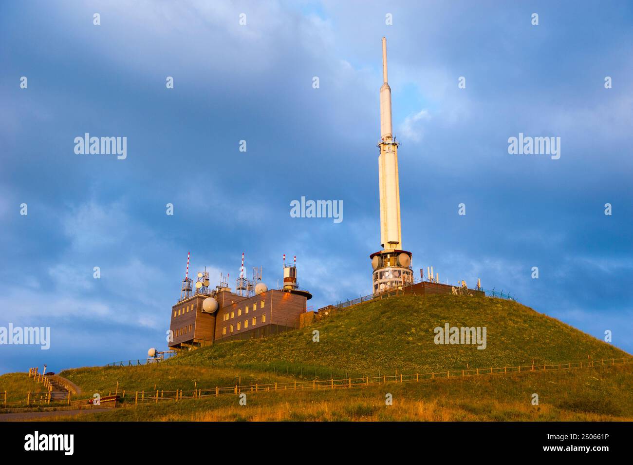 Francia, Puy-de-Dome (63), Chaines des Puys, cima dell’ex vulcano Puy-de-Dome, torre terrestre dell’operatore TDF (Télédiffusion de France) Foto Stock