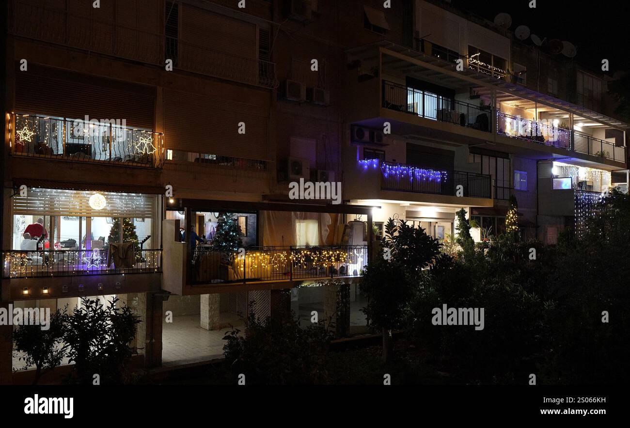 Un edificio residenziale con decorazioni natalizie si trova nel quartiere della colonia tedesca, mentre la città si prepara per Natale il 24 dicembre 2024 ad Haifa, Israele. Foto Stock