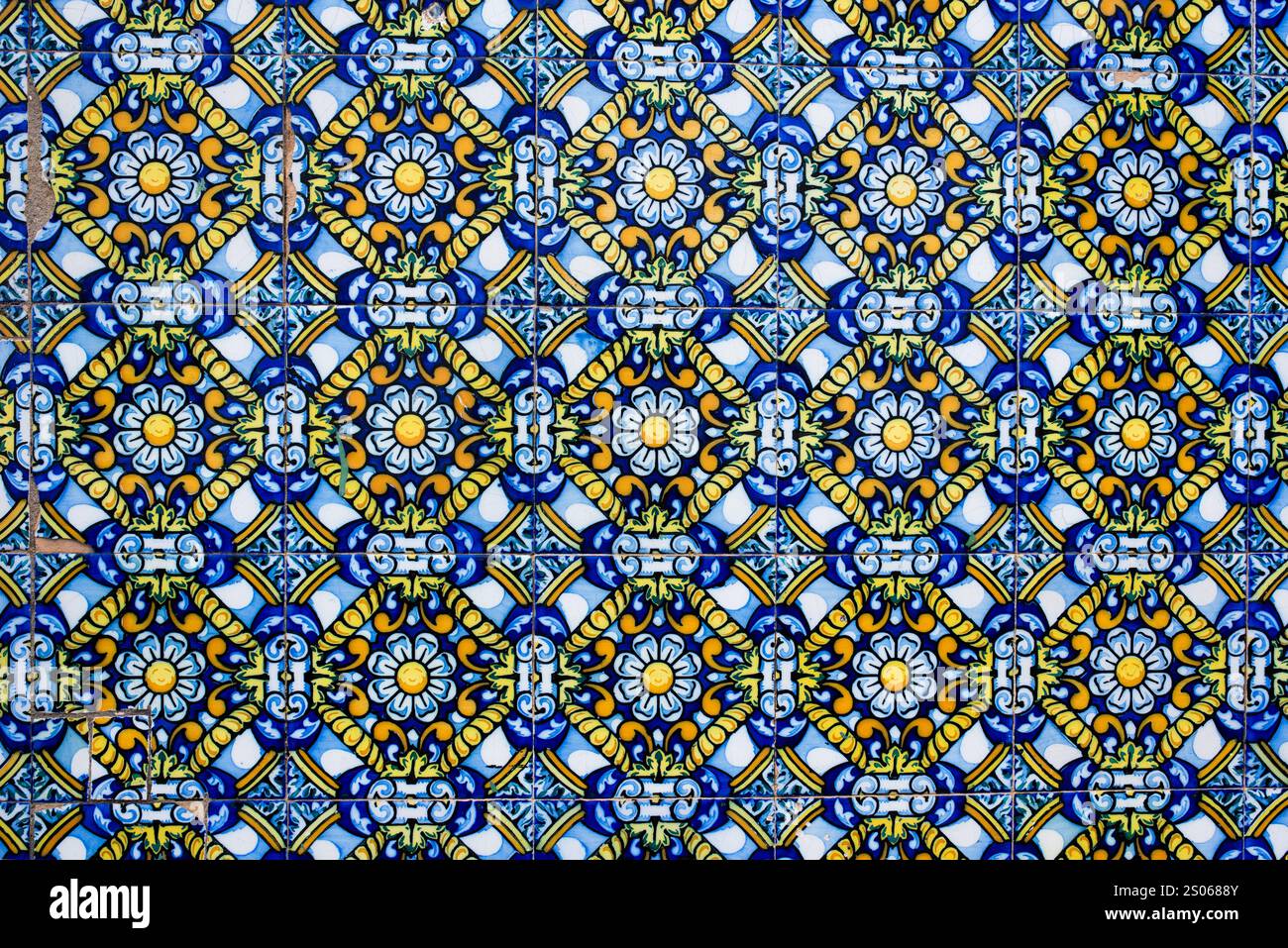 Un mix di piastrelle classiche in ceramica a motivi blu e bianchi con motivi geometrici e floreali. Le piastrelle variano nelle sfumature di blu, caratterizzate da un design intricato Foto Stock