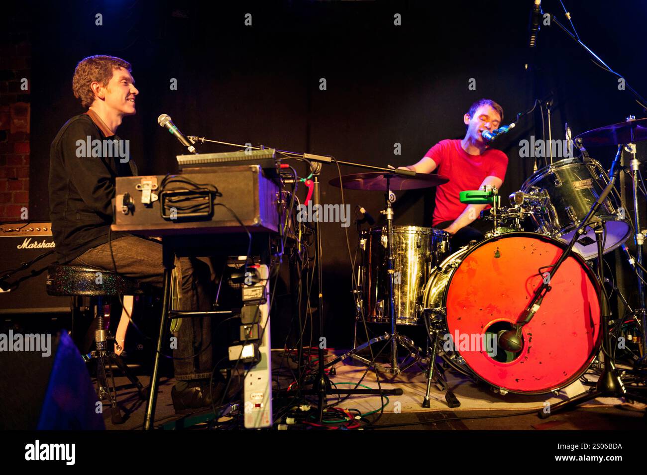 Gruppo rock Field Music (Peter e David Brewis), esibendosi al Wolverhampton Slade Rooms, 12 ottobre 2012 Foto Stock