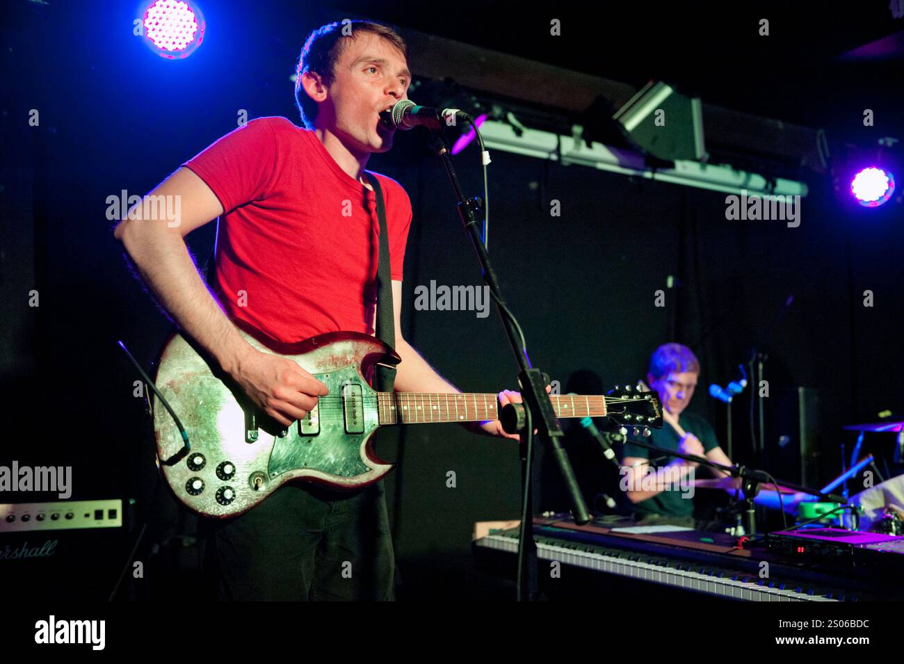 Gruppo rock Field Music (Peter e David Brewis), esibendosi al Wolverhampton Slade Rooms, 12 ottobre 2012 Foto Stock