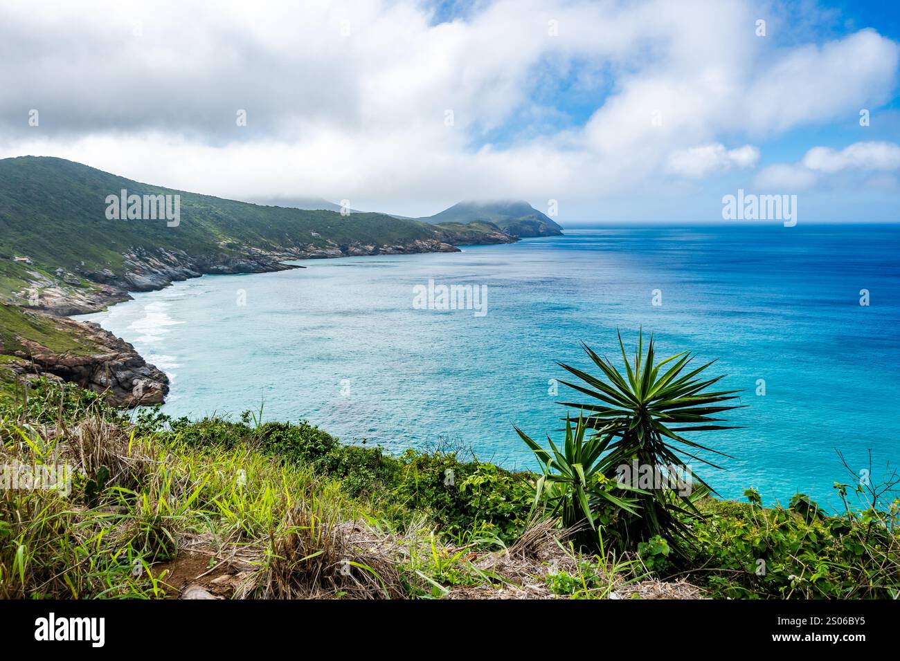 Acque blu dell'Oceano Atlantico intorno alla costa rocciosa vicino a Cabo Frio, Stato di Rio de Janeiro, Brasile. Foto Stock