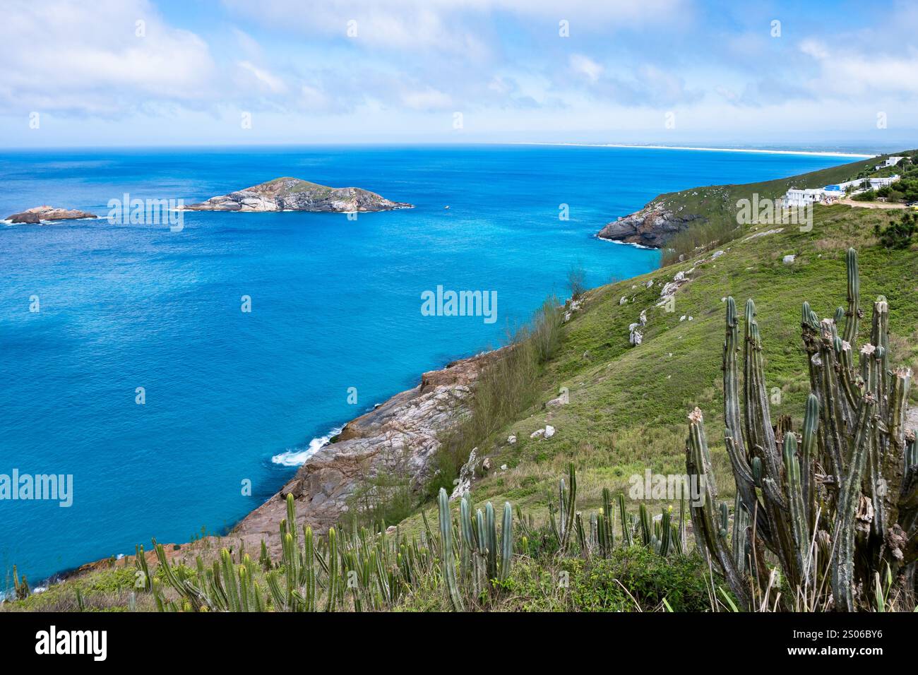 Acque blu dell'Oceano Atlantico intorno alla costa rocciosa vicino a Cabo Frio, Stato di Rio de Janeiro, Brasile. Foto Stock