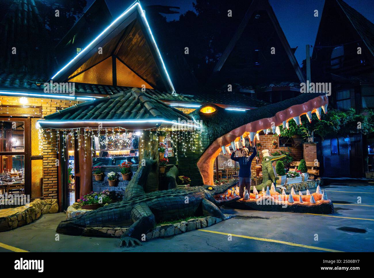 Un ingresso a bocca aperta con coccodrillo al Restaurante Krokodillo. Campos do Jordão, Stato di São Paolo, Brasile. Foto Stock