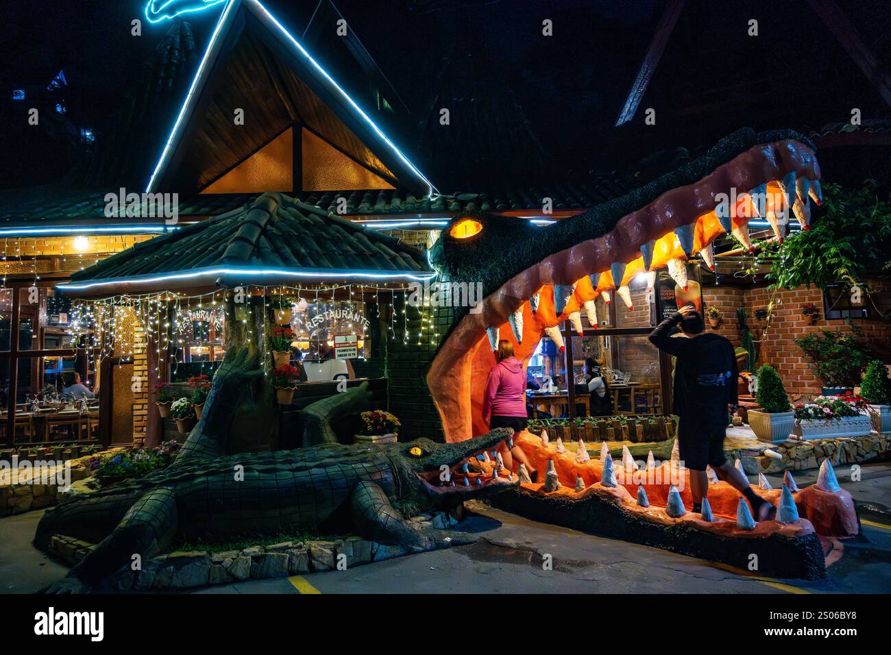 Un ingresso a bocca aperta con coccodrillo al Restaurante Krokodillo. Campos do Jordão, Stato di São Paolo, Brasile. Foto Stock