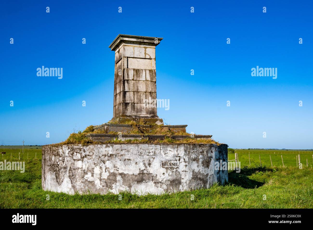 Monumento in pietra segna il confine tra due paesi Uruguay e Brasile, lato Brasile. Foto Stock