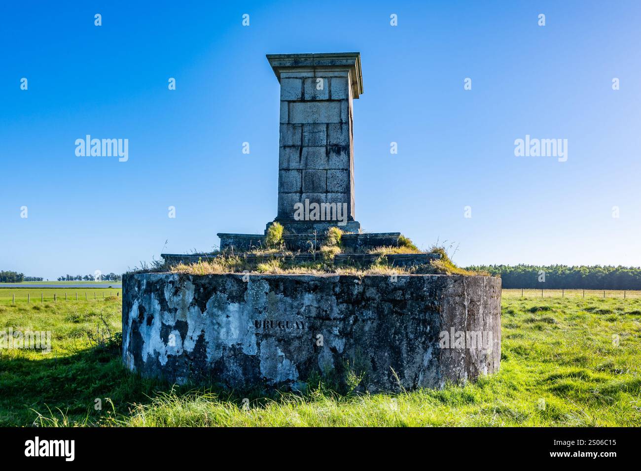 Monumento in pietra segna il confine tra due paesi Uruguay e Brasile, lato Uruguay. Foto Stock