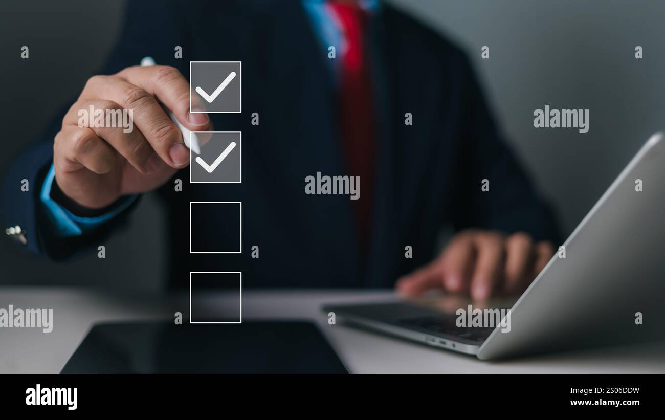Uomo d'affari che utilizza la penna stilo per svolgere un sondaggio online sulla lista di controllo, elenco di controllo delle prestazioni aziendali, compilazione di un elenco di controllo digitale, valutazione, Que Foto Stock