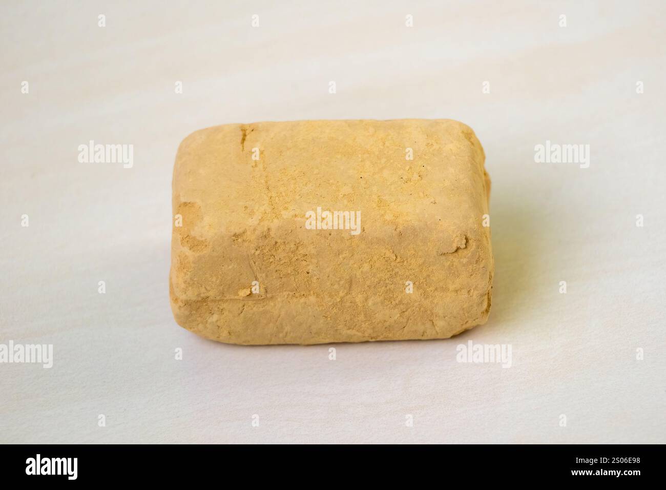 Un pezzo di Multani Mitti, conosciuto anche come la Terra di Fuller. Questa argilla naturale ha un'ampia gamma di usi, in particolare per la cura della pelle e dei capelli. Foto Stock