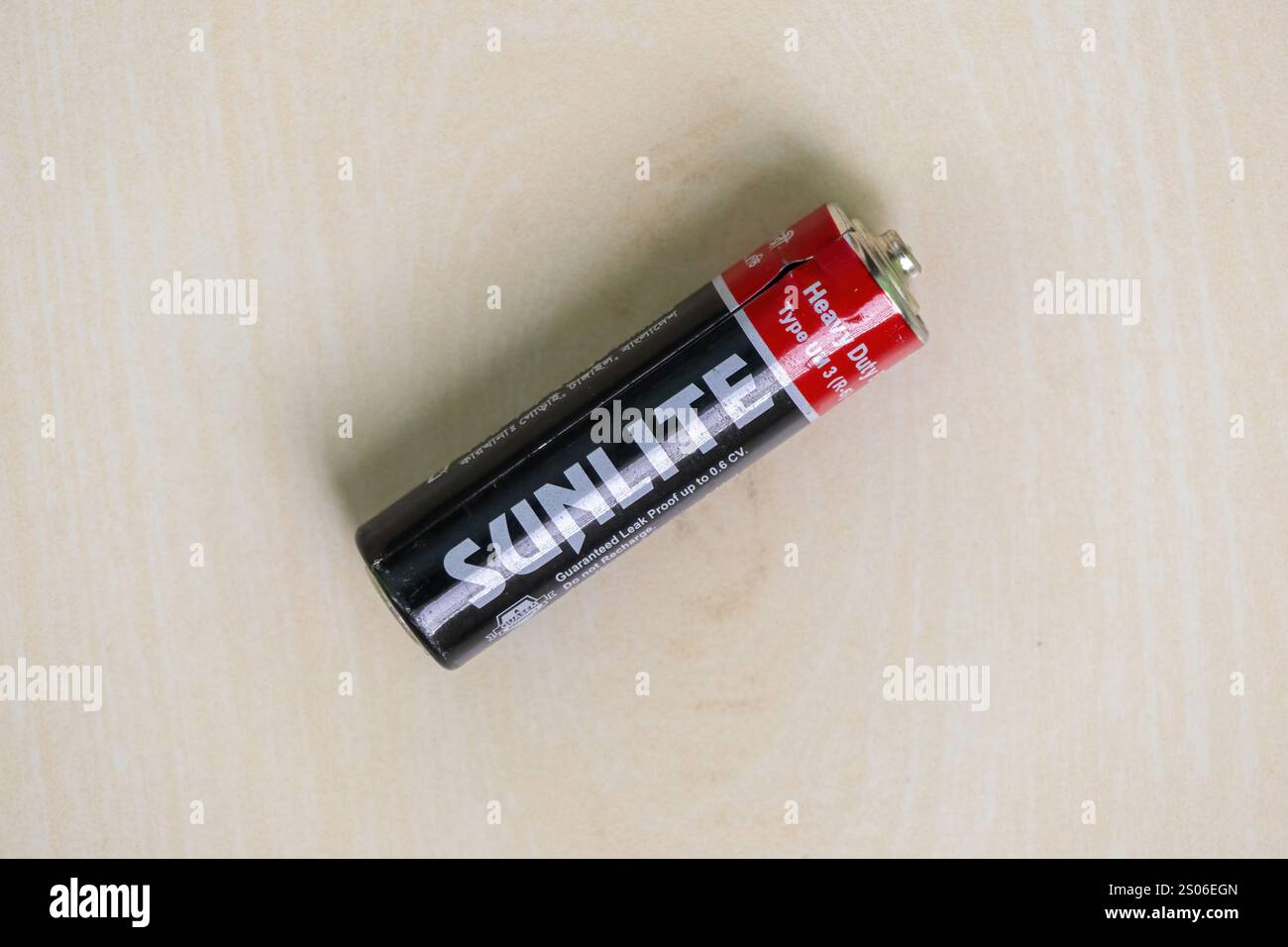 Una potente batteria AA per impieghi pesanti Sunlite UM-3, esposta su una superficie in legno. Le batterie Sunlite si sono guadagnate una reputazione per la loro eccezionale qualità Foto Stock