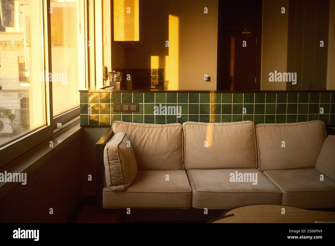 Design degli interni di un soggiorno open space e di una zona cucina con illuminazione naturale Foto Stock