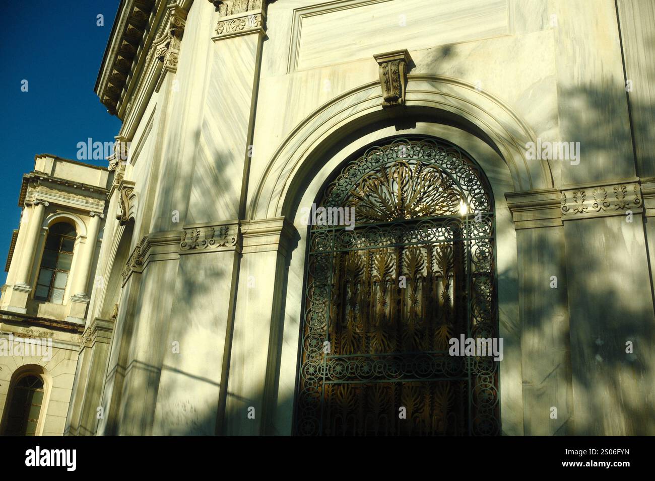 Una grande finestra artistica con un motivo unico sulla facciata del Museo dei mausolei di Istanbul, la tomba del Sultano ottomano Abdul Hamid II Foto Stock