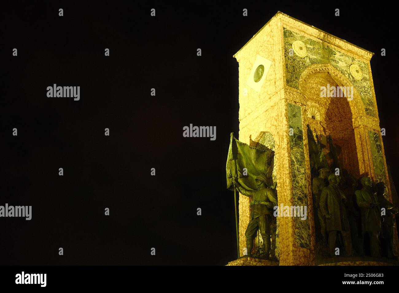 Fotografie notturne del Monumento alla Repubblica di Taksim che simboleggia la transizione dall'Impero Ottomano a una repubblica moderna Foto Stock